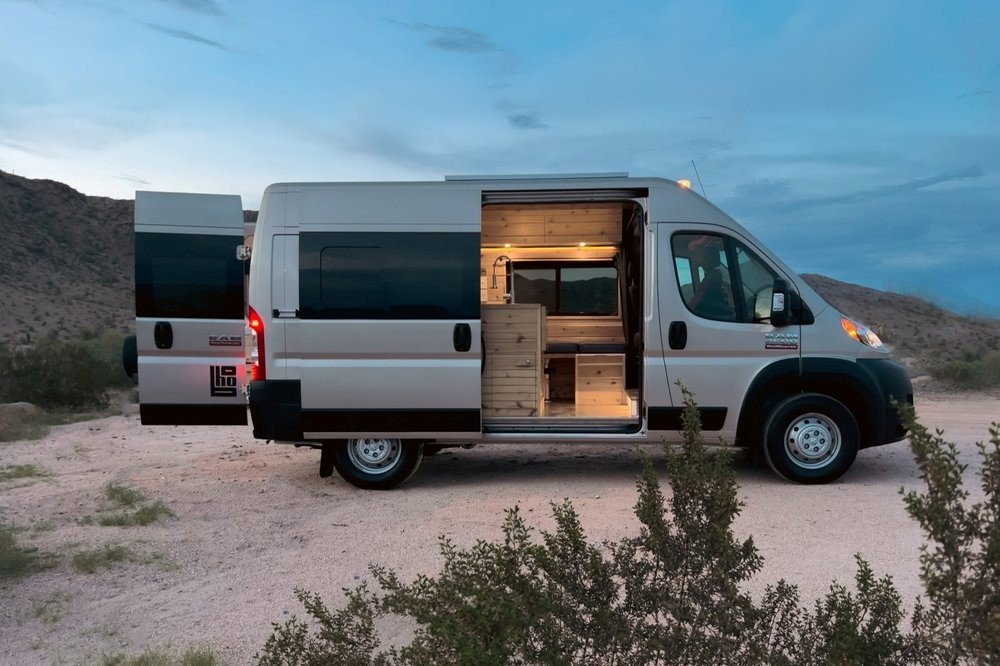 Vans for Rent in Lahore.